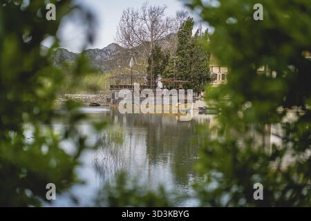 Vieux bateau en bois abandonnés ancré dans la ville, le Monténégro Virpazar Banque D'Images