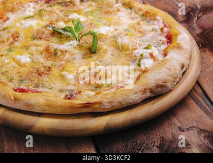 Nourriture, pizza aux crevettes avec différents types de fromage Banque D'Images