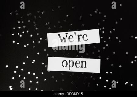 Image en noir et blanc d'étoiles avec les mots ouverts écrits en blanc. Concept d'excitation et d'anticipation, comme si les étoiles brillaient brillamment Banque D'Images