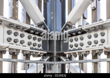 Joint symétrique en acier avec goussets boulonnés sur poutres Banque D'Images