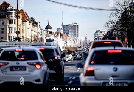 Berlin, Allemagne. 05 novembre 2025. Circulation automobile sur le Kaiserdamm. Crédit : Britta Pedersen/dpa/Alamy Live News Banque D'Images