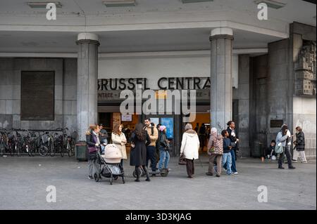 Vue au niveau de la rue de l'Europakruispunt devant l'entrée principale de la gare centrale de Bruxelles (Gare de Bruxelles-Central / Brussel-Centraal), sho Banque D'Images