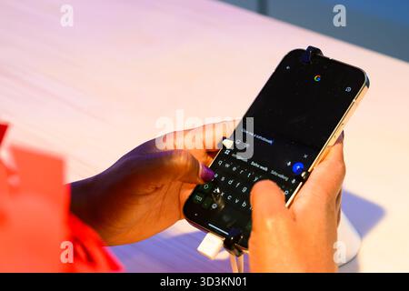 Clara Amfo, diffuseur À USAGE ÉDITORIAL EXCLUSIF, lors de l'événement Google Search Bar à Londres, le plus long café du monde, présentant le mode ai récemment ajouté par le moteur de recherche, alors que les recherches de la société révèlent que près de la moitié des personnes au Royaume-Uni ne peuvent pas suivre les tendances, avec un tiers utilisant Google pour en savoir plus. Date de la photo : jeudi 6 novembre 2025. Banque D'Images