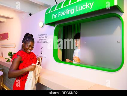 Clara Amfo, diffuseur À USAGE ÉDITORIAL EXCLUSIF, lors de l'événement Google Search Bar à Londres, le plus long café du monde, présentant le mode ai récemment ajouté par le moteur de recherche, alors que les recherches de la société révèlent que près de la moitié des personnes au Royaume-Uni ne peuvent pas suivre les tendances, avec un tiers utilisant Google pour en savoir plus. Date de la photo : jeudi 6 novembre 2025. Banque D'Images