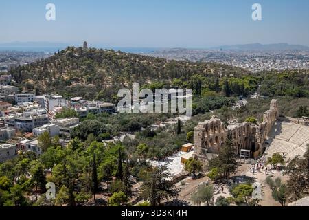 L'Odéon d'Hérode Atticus et la colline de Philopappus à Athènes, Grèce Banque D'Images