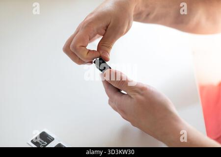 Le processus de remplacement d'un verre de protection sur un smartphone. Photo de haute qualité Banque D'Images