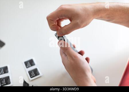 Le processus de remplacement d'un verre de protection sur un smartphone. Photo de haute qualité Banque D'Images