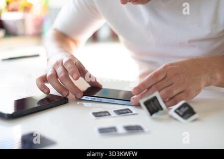 Le processus de remplacement d'un verre de protection sur un smartphone. Photo de haute qualité Banque D'Images