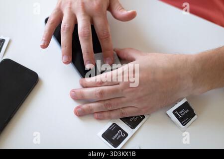 Le processus de remplacement d'un verre de protection sur un smartphone. Photo de haute qualité Banque D'Images