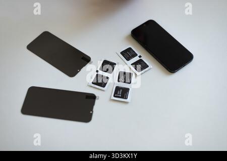 Le processus de remplacement d'un verre de protection sur un smartphone. Photo de haute qualité Banque D'Images