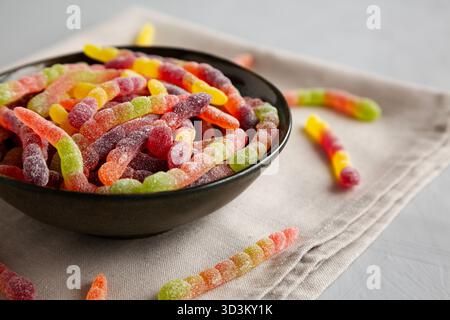 Sugar Sour Gummy Worms in a Bowl, vue latérale. Banque D'Images