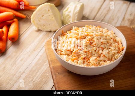 Coleslaw, salade à base de chou et de carottes râpées, est une recette facile, fraîche et saine connue dans de nombreux pays, généralement servie comme plat d'accompagnement à un Banque D'Images