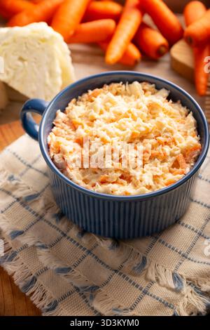 Coleslaw, salade à base de chou et de carottes râpées, est une recette facile, fraîche et saine connue dans de nombreux pays, généralement servie comme plat d'accompagnement à un Banque D'Images