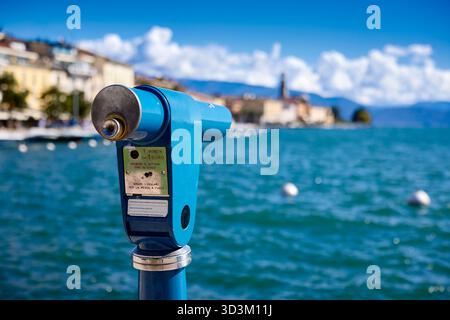 Télescope surplombant le front de mer de Salo, Italie Banque D'Images