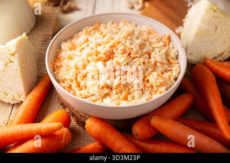 Coleslaw, salade à base de chou et de carottes râpées, est une recette facile, fraîche et saine connue dans de nombreux pays, généralement servie comme plat d'accompagnement à un Banque D'Images