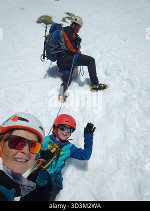 Selfie d'une famille sur une pente enneigée Banque D'Images