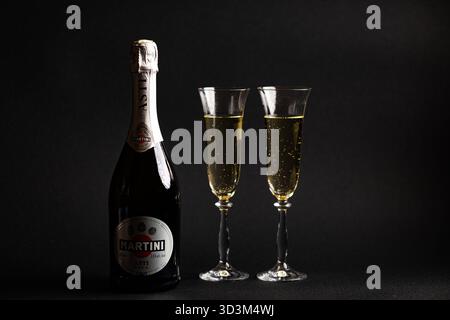 Lviv, Ukraine - 6 novembre 2025 : Martini Asti bouteille de vin mousseux et deux verres Banque D'Images