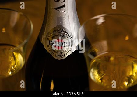 Lviv, Ukraine - 6 novembre 2025 : Martini Asti bouteille de vin mousseux et deux verres Banque D'Images