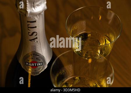 Lviv, Ukraine - 6 novembre 2025 : Martini Asti bouteille de vin mousseux et deux verres Banque D'Images