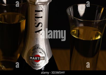 Lviv, Ukraine - 6 novembre 2025 : Martini Asti bouteille de vin mousseux et deux verres Banque D'Images