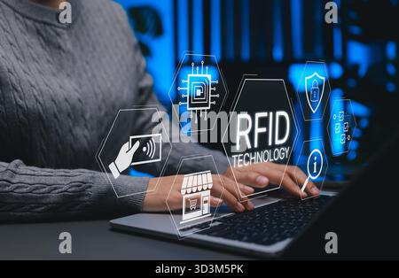 Concept d'identification par radiofréquence RFID. Personne utilisant un ordinateur portable avec la technologie RFID, systèmes sans contact sécurisés, automatisation de la vente au détail, suivi des données, Banque D'Images
