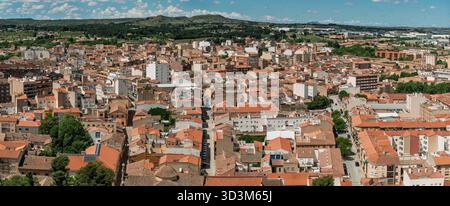 Vue aérienne du château d'Almansa du paysage de la ville, les toits, les bâtiments, les montagnes et le ciel en arrière-plan dans la province d'Albacete, Espagne. Banque D'Images