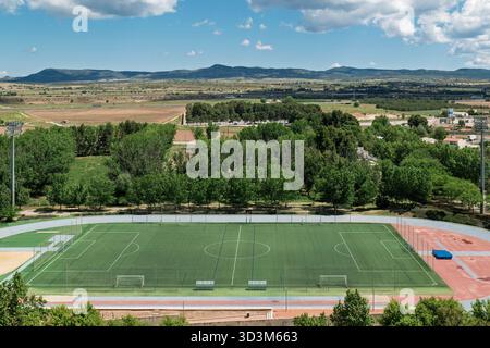 Vue aérienne depuis le château d'Almansa du terrain de football, ses arbres, ses montagnes et le ciel en arrière-plan, province d'Albacete, Castille la Manche, Espagne Banque D'Images