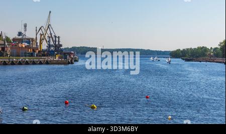 Vyborg, Russie - 27 mai 2024 : photo de paysage montrant le port sud de la baie de Vyborg, port maritime de Vyborg est sur le fond Banque D'Images