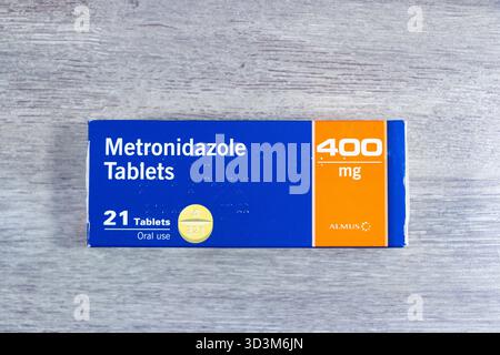 Boîte ou paquet de métronidazole 400 mg comprimés antibiotiques pour voie orale contenant 21 comprimés, pour le traitement des infections, sur une surface en bois Banque D'Images