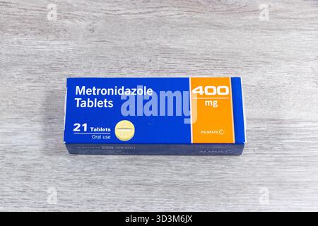 Boîte ou paquet de métronidazole 400 mg comprimés antibiotiques pour voie orale contenant 21 comprimés, pour le traitement des infections, sur une surface en bois Banque D'Images
