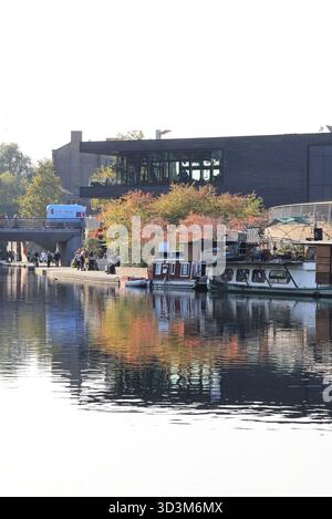 Vue depuis York Way du restaurant Lighterman sur Regents canal aux couleurs d'automne, à Kings Cross, au nord de Londres, Royaume-Uni Banque D'Images
