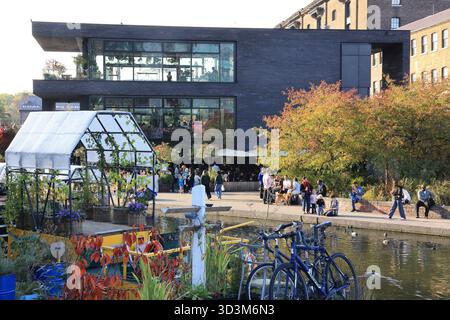 Restaurant gastro Lighterman de l'autre côté de Regents canal, et les maisons de péniche, à Kings Cross, au nord de Londres, Royaume-Uni Banque D'Images