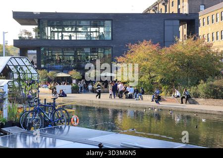 Restaurant gastro Lighterman de l'autre côté de Regents canal, et les maisons de péniche, à Kings Cross, au nord de Londres, Royaume-Uni Banque D'Images
