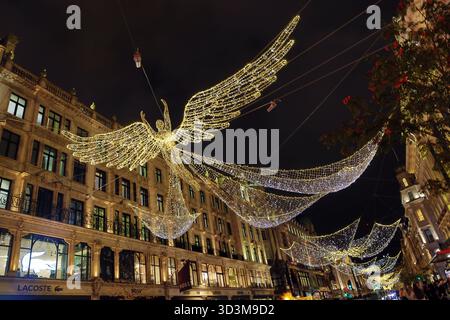 Londres, Royaume-Uni. 06 novembre 2025. Les lumières de Noël de Regent Street ont été allumées avec le thème de Angels Credit : Paul Brown/Alamy Live News Banque D'Images