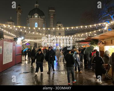Marché de Noël de Resselpark avec Karlskirche (appartenant à Charles's Church) en arrière-plan. Vienne, Autriche. Banque D'Images