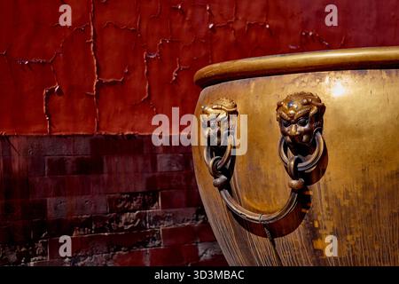 Cuves en bronze doré à la porte de la pureté céleste dans la Cité interdite Pékin Banque D'Images