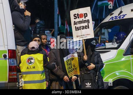 Les manifestants pro-palestiniens tiennent des pancartes lors de la manifestation sur le match de football joué à Aston, Birmingham, jeudi 6 novembre 2025. (Photo : Stuart Leggett | mi News) Banque D'Images