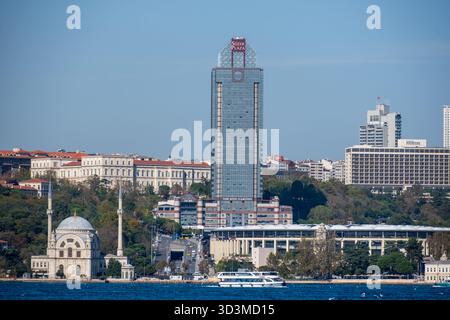 Istanbul, Turquie, 20 octobre 2025 ; la tour des hôtels Ritz-Carlton et Hilton au-dessus de Dolmabahçe et le front de mer de Beşiktaş avec Vodafone Arena visible Banque D'Images