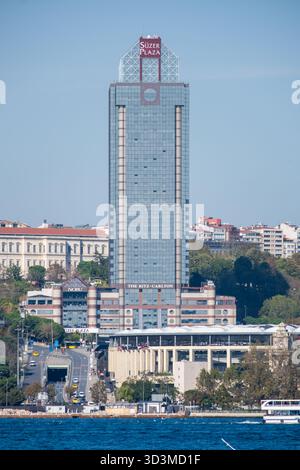 Istanbul, Turquie, 20 octobre 2025 ; la tour des hôtels Ritz-Carlton et Hilton au-dessus de Dolmabahçe et le front de mer de Beşiktaş avec Vodafone Arena visible Banque D'Images