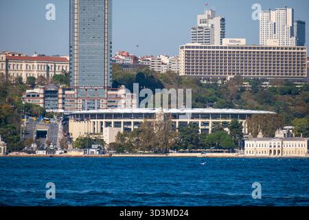 Istanbul, Turquie, 20 octobre 2025 ; la tour des hôtels Ritz-Carlton et Hilton au-dessus de Dolmabahçe et le front de mer de Beşiktaş avec Vodafone Arena visible Banque D'Images