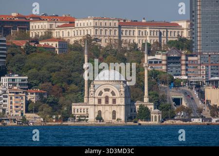 Istanbul, Turquie, 20 octobre 2025 ; la tour des hôtels Ritz-Carlton et Hilton au-dessus de Dolmabahçe et le front de mer de Beşiktaş avec Vodafone Arena visible Banque D'Images
