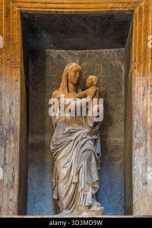 Rome, Italie - 16 juillet 2024 : Panthéon. Tombe de Raphaël avec au-dessus la statue de la Vierge dans la niche de marbre. Banque D'Images
