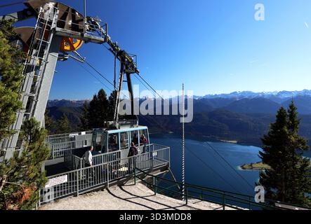 Ein Herbsttag am Herzogstand hoch über dem Walchensee Landkreis Bad Tölz-Wolfratshausen hier der Blick auf die Bergstation der Herzogstandbahn, Seilbahn, Gondel, Kabine, Aufstiegsanlage, Darunter der Walchensee, wandern, Bergsteigen, Ausblick, Panorama, Tourismus, Münchner Wanderberge, Tagesausflug, Wandertipp, Tagesausflug, Münchner Hausberge *** un jour d'automne à la tribune Herzogstand au-dessus du Walchensee dans le quartier de Bad Tölz Wolfratshausen ici la vue de la station de montagne de la Herzogstandbahn, téléphérique, télécabine, cabine, système d'ascension, au-dessous du Walchensee, randonnée, alpinisme Banque D'Images