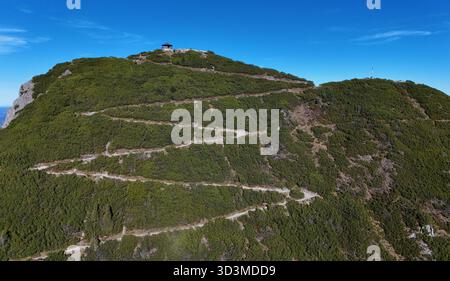 Ein Herbsttag am Herzogstand hoch über dem Walchensee Landkreis Bad Tölz-Wolfratshausen hier der Blick auf den ZickZack, Serpentinen Weg zum Gipfel des Herzogstand, oben in der Mitte der Pavilion ,wandern, Bergsteigen, Ausblick, Panorama, Tourismus, Münchner Wanderberge, Tagesausflug, Wandertipp, Tagesausflug, Münchner Hausberge *** un jour d'automne à la Herzogstand au-dessus du Walchensee dans le quartier de Bad Tölz Wolfratshausen Voici la vue du zigzag, chemin serpentin vers le sommet de la Herzogstand, au sommet au milieu du pavillon, randonnée, alpinisme, vue, panorama Banque D'Images