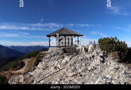 Ein Herbsttag am Herzogstand hoch über dem Walchensee Landkreis Bad Tölz-Wolfratshausen hier der Blick auf den Pavillion am oberen Teil des Gipfel ,wandern, Bergsteigen, Ausblick, Panorama, Tourismus, Münchner Wanderberge, Tagesausflug, Wandertipp, Tagesausflug, Münchner Hausberge *** un jour d'automne à la Herzogstand au-dessus du Walchensee dans le quartier de Bad Tölz Wolfratshausen Voici la vue du pavillon sur la partie supérieure du sommet, randonnée, alpinisme, vue, panorama, tourisme, Munich randonnée dans les montagnes, excursion d'une journée, conseil de randonnée, excursion d'une journée, Munich montagnes locales Banque D'Images