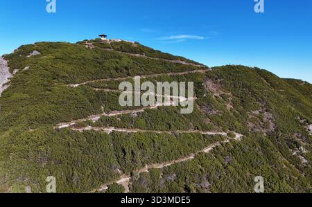 Ein Herbsttag am Herzogstand hoch über dem Walchensee Landkreis Bad Tölz-Wolfratshausen hier der Blick auf den ZickZack, Serpentinen Weg zum Gipfel des Herzogstand, oben in der Mitte der Pavilion, wandern, Bergsteigen, Ausblick, Panorama, Tourismus, Münchner Wanderberge, Tagesausflug, Wandertipp, Tagesausflug, Münchner Hausberge *** un jour d'automne à la Herzogstand au-dessus du Walchensee dans le quartier de Bad Tölz Wolfratshausen Voici la vue du zigzag, chemin serpentin vers le sommet de la Herzogstand, au sommet au milieu du pavillon, randonnée, alpinisme, vue, panorama, à Banque D'Images