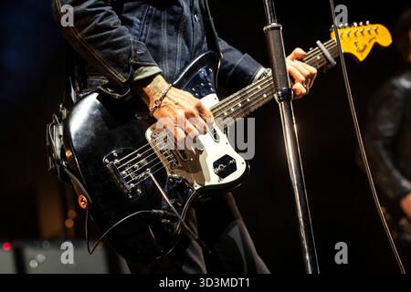Milan, Italie, 06 novembre 2025. Johnny Marr joue un Fender Jaguar alors qu'il se produit en concert à fabrique à Milan, en Italie Banque D'Images