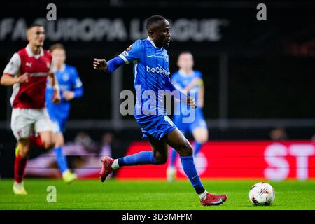 Braga, Portugal - 6 novembre : Yira Sor de KRC Genk court avec le ballon lors du match de l'UEFA Europa League 2025/26 League phase MD4 entre SC Braga et KRC Genk au Estádio Municipal de Braga le 6 novembre 2025 à Braga, Portugal. Banque D'Images