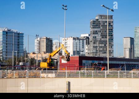 Équipement de terrassement en fonctionnement pendant le développement de la construction. Barcelone Espagne 27.10.2025 Banque D'Images