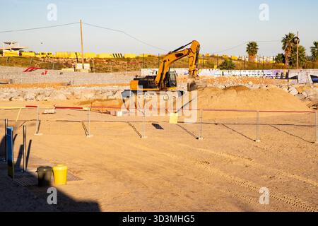 Travaux d'excavation et de préparation des bâtiments en cours. Excavatrice jaune travaillant, Barcelone Espagne 27.10.2025 Banque D'Images